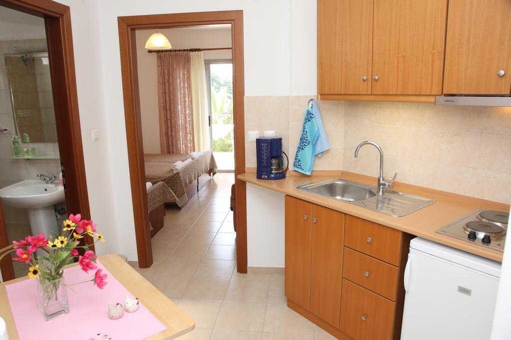 Kastoria Hotel Apartments Ханиоти Стая снимка